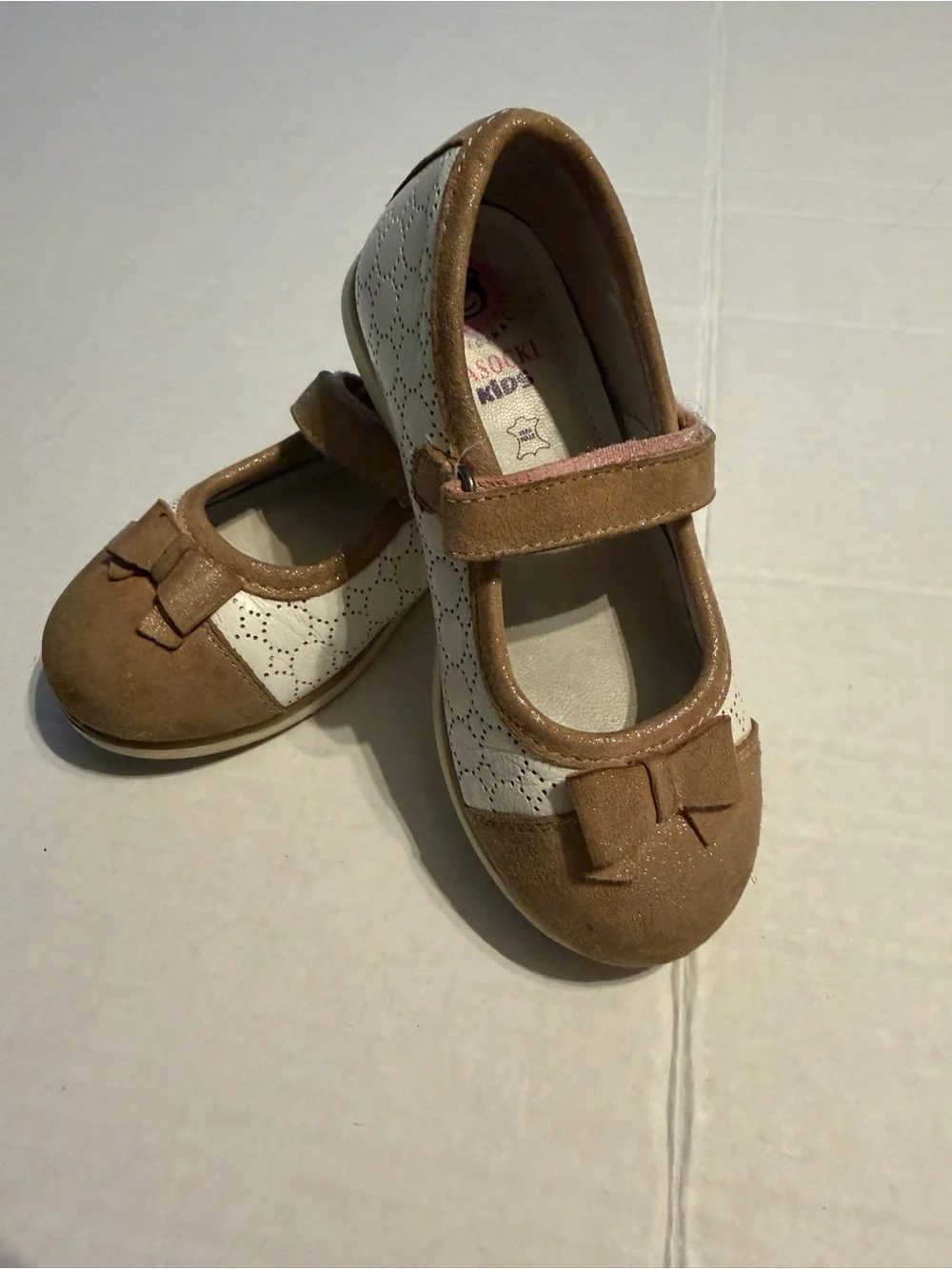 Lasocki Girls White and Tan Mary Jane Dress Shoes with Bow Accent 10.5